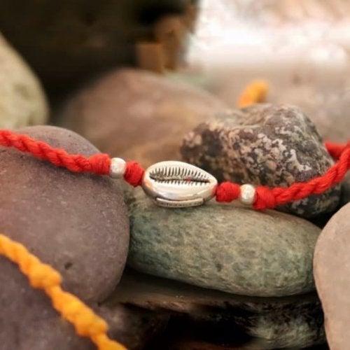 Handcrafted Silver Cowrie Rakhi - Smith Jewels